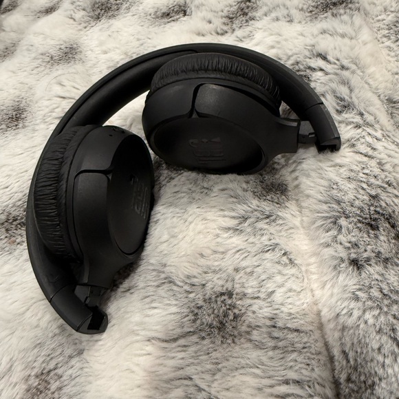 JBL On-Ear Black Headphones - Picture 2 of 4